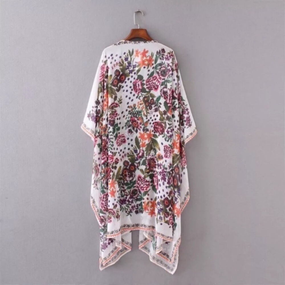 5 ⭐️ favorite! New White Floral Kimono. - Picture 3 of 6